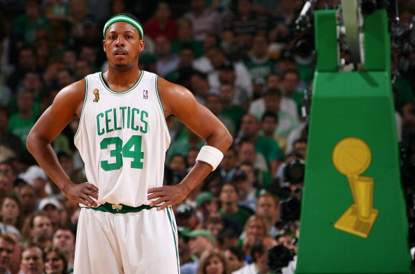 德里克·怀特，这个名字在NBA赛场上已经成为了胜利的代名词。（德里克·怀特：NBA赛场上的胜利象征）