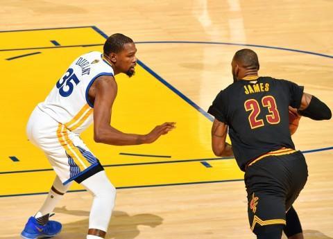 裁判吹罚引发热议：连续两日主教练被驱逐（判罚引热议：主教练连续两天遭驱逐）