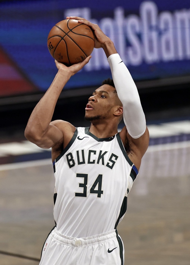 前NV自由人转战WBG后状态下滑引热议（前NV自由人加盟WBG后表现下滑引发热议）