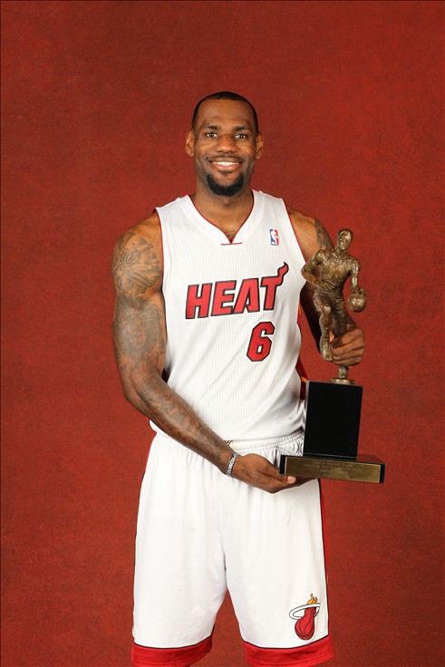 意外来客，切尔西和巴萨欧冠赛前一只狐狸闯入斯坦福桥看台（欧冠赛前惊现狐狸闯入斯坦福桥看台，切尔西对巴萨迎来意外访客）