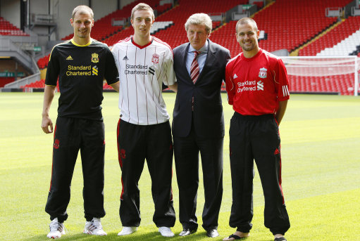 太不容易了！王睿泽半场前压哨三分 青岛国内球员首个运动战进球（艰难破荒！王睿泽半场压哨三分助青岛本土球员收获首个运动战进球）