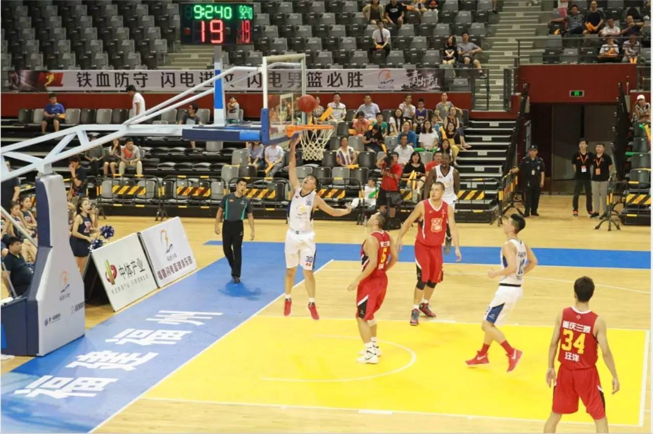 前锋终结进球荒，庆祝动作感动球迷（射手终结球荒，暖心庆祝打动球迷）