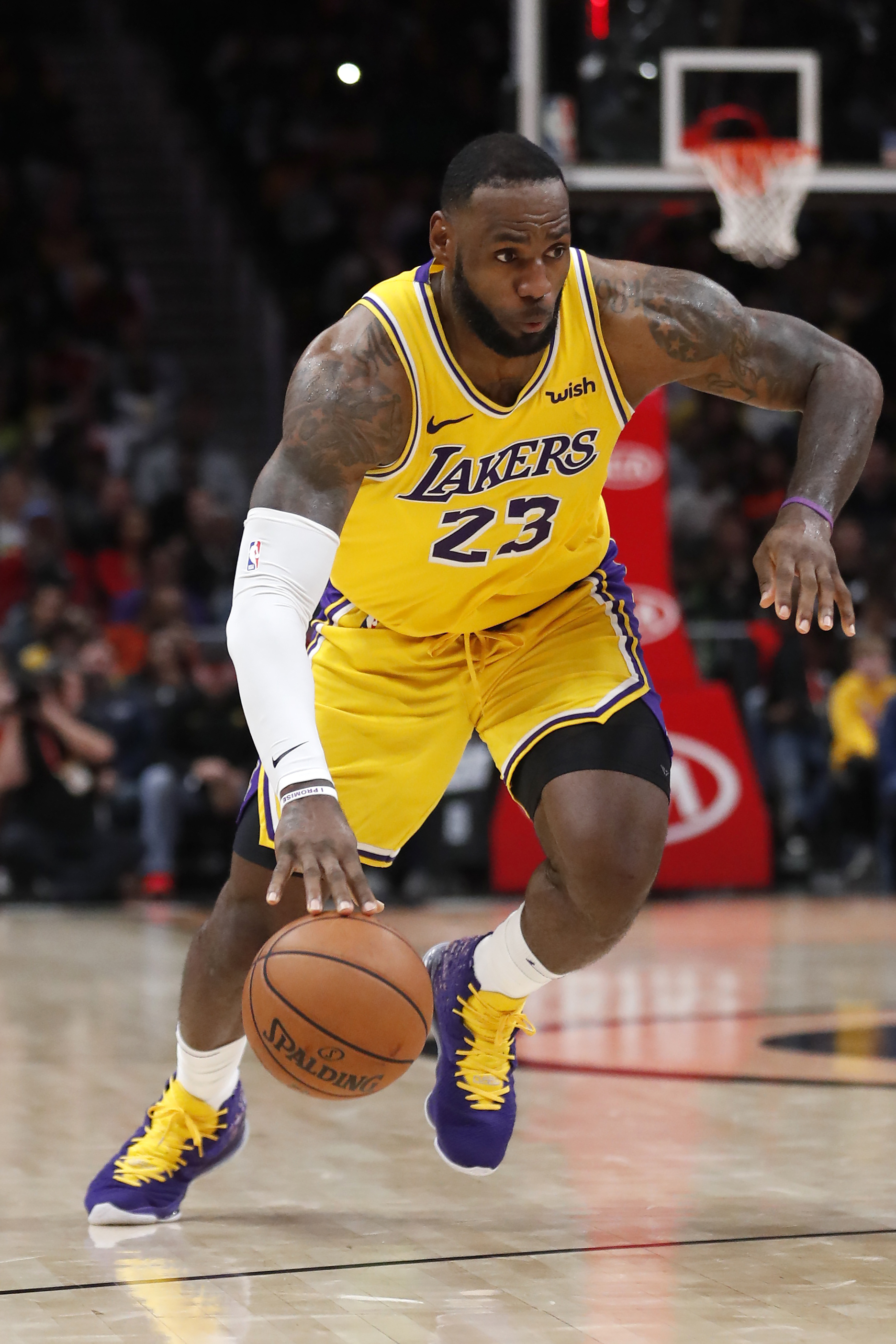 镜报：麦克托米奈上赛季意甲收官战亲签球衣成交价超2.4万欧（镜报：麦克托米奈上季意甲末轮亲签球衣拍卖价突破2.4万欧）