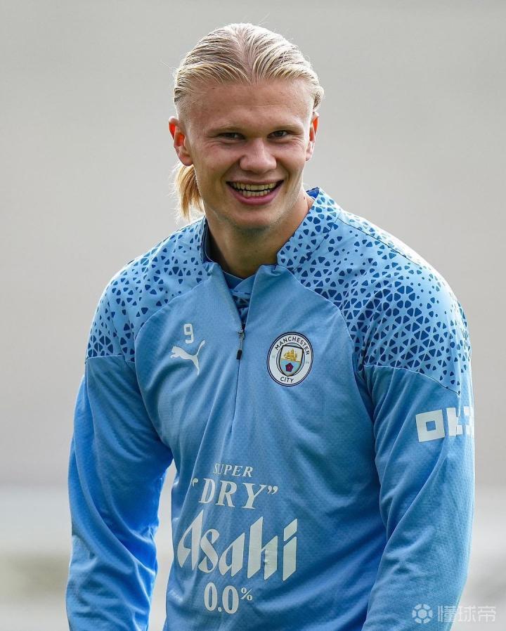 足球国足新一期集训名单公布，两名新人首次入选引热议（国足新一期集训大名单出炉，两名新人首度入选引发热议）