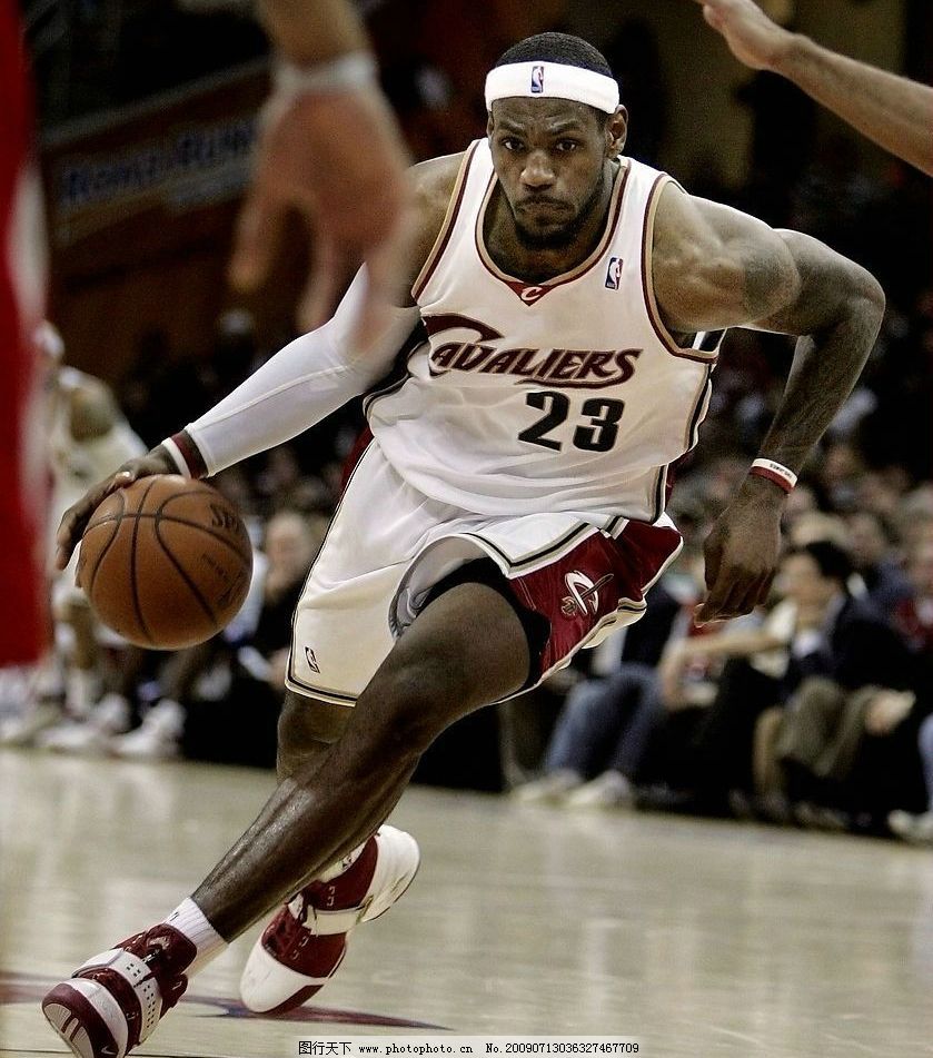 齐达内晒和樊振东打球照，足球界和乒乓球界梦幻联动，网友直呼：太帅了（齐达内晒与樊振东打球合影，足乒跨界梦幻同框，网友惊呼太帅了）