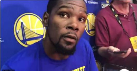 强硬秀肌肉！唐斯冲击内线 怼翻防守强攻打成2+1（硬碰硬！唐斯强突篮下撞翻防守打成2+1）