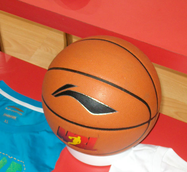 变阵湖人狂输24分！里夫斯时隔724天再打替补，雷迪克第16套首发玩砸（湖人试阵崩盘惨负24分，里夫斯724天后改打替补，雷迪克第16套首发翻车）