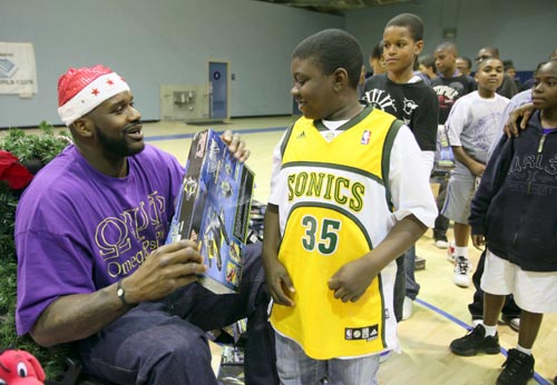 致敬！库里今天穿着罗伊的Air Max Rise球鞋入场（向罗伊致敬，库里今日脚踩Air Max Rise亮相）