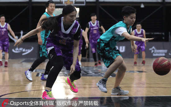 贝尔纳代斯基锁骨手术成功，恢复期约为六周（贝尔纳代斯基锁骨手术顺利完成，预计六周恢复）