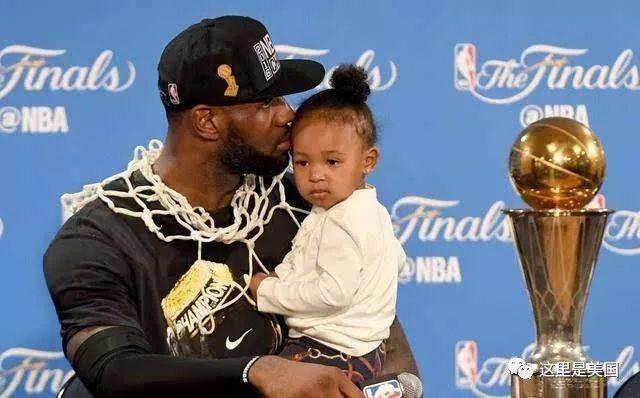 陷入窘境！曾凡博赛后独自离场，一分钟没上被裁也要跟队回美国（曾凡博赛后默然离场：全场未登场，被裁仍随队返美）