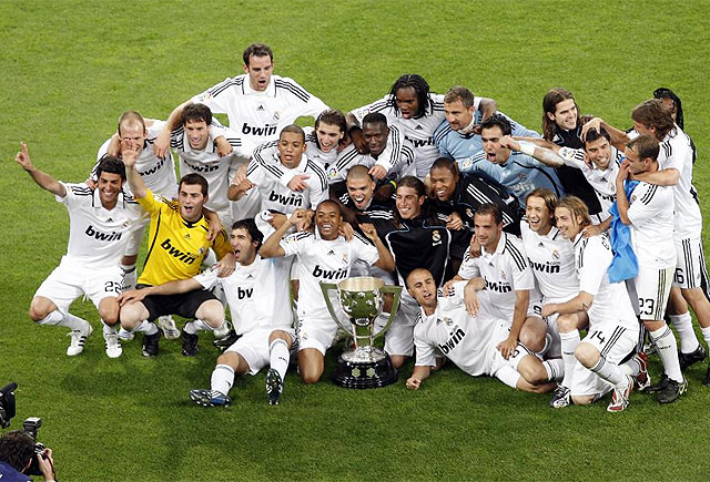 太阳报：英乙球迷在看台上发病，直升机降落在球场里进行急救（英乙看台球迷突发疾病，直升机入场紧急救援）