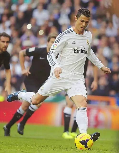 米兰名宿博列洛涛本赛季的米兰：目前球队成绩很好，但阿莱格里缺个我这样的中锋（博列洛谈今季米兰：成绩不错，阿莱格里阵中仍缺像我这样的中锋）