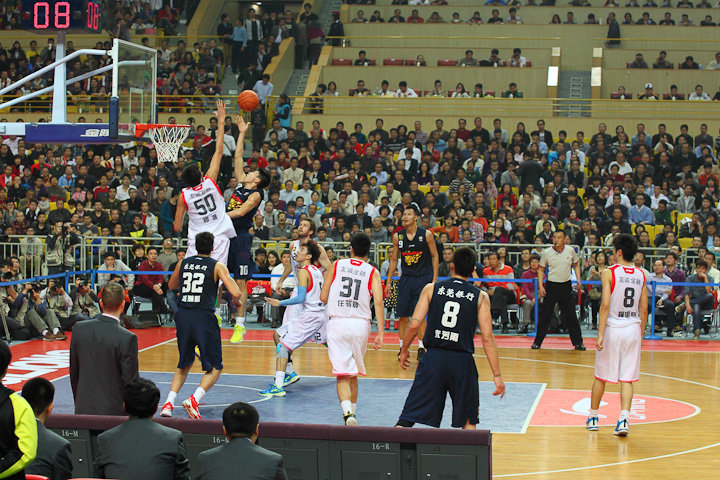 英超半场：哈兰德头槌破门，曼城暂1-0水晶宫（英超半场：哈兰德头球建功，曼城暂以1-0领先水晶宫）